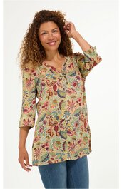 Lockere Tunika in hellem Olivgrün mit buntem Blumen- und Blättermuster, V-Ausschnitt mit kleinem Stehkragen, 3/4-Ärmel mit Manschetten, gerade geschnitten, getragen von stehender Frau mit lockigem Haar, Hüftlänge
