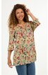 Lockere Tunika in hellem Olivgrün mit buntem Blumen- und Blättermuster, V-Ausschnitt mit kleinem Stehkragen, 3/4-Ärmel mit Manschetten, gerade geschnitten, getragen von stehender Frau mit lockigem Haar, Hüftlänge