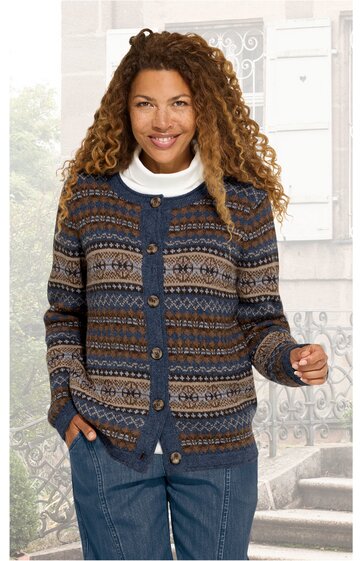 Strickjacke für Damen in Blau, Braun und Beige, mit Norwegermuster, Rundhalsausschnitt, Knopfleiste vorne, lange Ärmel, getragen von lächelnder Frau, gerade geschnitten
