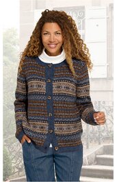 Strickjacke für Damen in Blau, Braun und Beige, mit Norwegermuster, Rundhalsausschnitt, Knopfleiste vorne, lange Ärmel, getragen von lächelnder Frau, gerade geschnitten