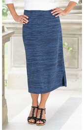 Jeansblauer, knielanger Rock mit feinem Streifenmuster, schmal geschnitten, kleiner Schlitz am Saum, getragen von stehender Person mit weißen Oberteil und schwarzen Sandalen