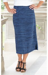 Jeansblauer, knielanger Rock mit feinem Streifenmuster, schmal geschnitten, kleiner Schlitz am Saum, getragen von stehender Person mit weißen Oberteil und schwarzen Sandalen