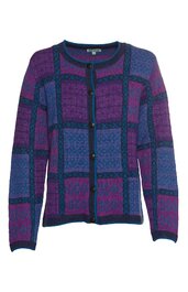 Damenstrickjacke in Blau und Violett mit geometrischem Karomuster, Rundhalsausschnitt, Knopfleiste vorne, lange Ärmel, gerade Form