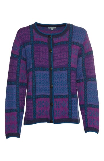 Damenstrickjacke in Blau und Violett mit geometrischem Karomuster, Rundhalsausschnitt, Knopfleiste vorne, lange Ärmel, gerade Form