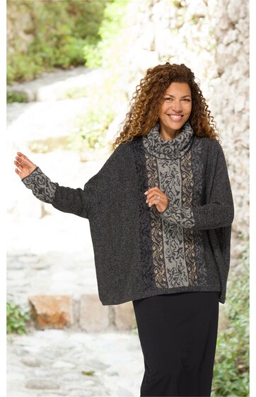 Damenpullover in dunkelgrau mit mittig floral gemustertem Streifen in Hellgrau und Beige, Stehkragen, lockere weite Passform, lange Ärmel, getragen von lächelnder stehender Frau