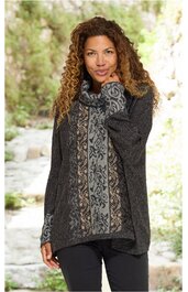 Damenpullover in Dunkelgrau mit mittig hellgrauem und beigem vertikalem Muster, Stehkragen, lange Ärmel mit passendem Muster, weiter Schnitt, getragen von stehender Frau in natürlichem Umfeld