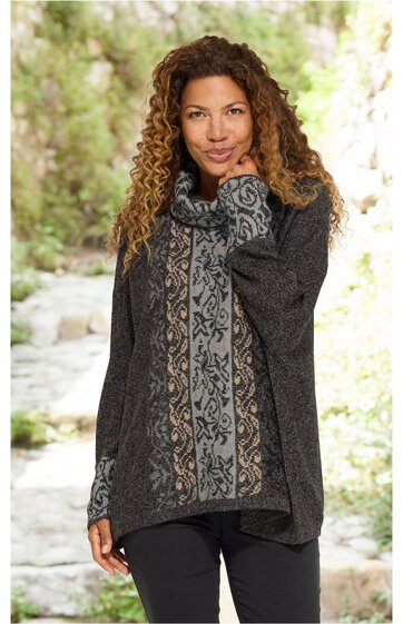 Damenpullover in Dunkelgrau mit mittig hellgrauem und beigem vertikalem Muster, Stehkragen, lange Ärmel mit passendem Muster, weiter Schnitt, getragen von stehender Frau in natürlichem Umfeld