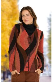 Damenstrickjacke in Rostrot, Dunkelbraun und Schwarz mit wellenförmigem Muster, V-Ausschnitt, Knopfleiste, langärmlig, getragen von stehender Frau mit schwarzen Rollkragenpullover und brauner Hose
