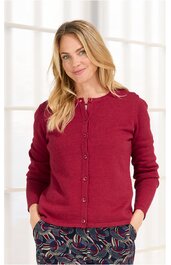 Roter Damenstrickcardigan mit Rundhalsausschnitt, durchgehender Knopfleiste, lange Ärmel, getragen von stehender Frau mit Händen in den Taschen, gerader Schnitt