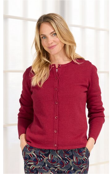 Roter Damenstrickcardigan mit Rundhalsausschnitt, durchgehender Knopfleiste, lange Ärmel, getragen von stehender Frau mit Händen in den Taschen, gerader Schnitt