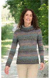 Langärmliger Rollkragenpullover mit horizontalem Streifenmuster in Grautönen, Blau, Grün und Braun, taillierte Form, getragen von stehender Frau, passt zu beiger Hose