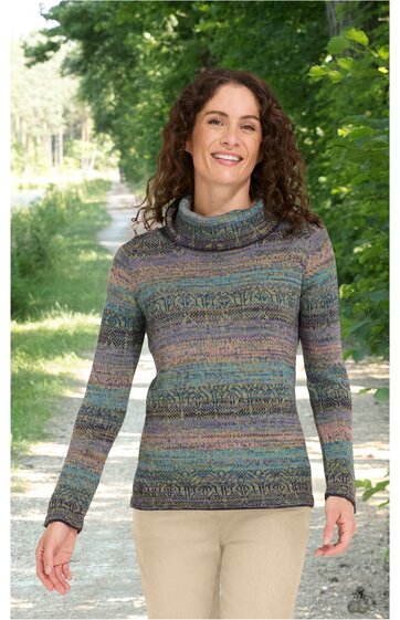 Langärmliger Rollkragenpullover mit horizontalem Streifenmuster in Grautönen, Blau, Grün und Braun, taillierte Form, getragen von stehender Frau, passt zu beiger Hose