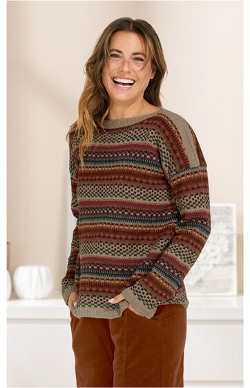 Langarmpullover in Braun mit buntem, geometrischem Streifenmuster, Rundhalsausschnitt, gerader Schnitt, getragen von lächelnder stehender Frau, lockerer Sitz