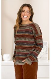 Langarmpullover in Braun mit buntem, geometrischem Streifenmuster, Rundhalsausschnitt, gerader Schnitt, getragen von lächelnder stehender Frau, lockerer Sitz