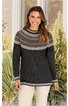Dunkelgrauer Pullover mit Norwegermuster in Hellgrau und Beige am oberen Teil und an den Bündchen, Rundhals, langärmelig, gerade geschnitten, getragen von stehender Frau