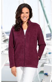 Bordeauxrote Fleecejacke, einfarbig, Stehkragen, Reißverschluss vorne, lange Ärmel, zwei Seitentaschen, getragen von stehender Frau