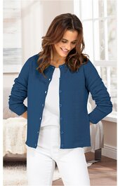 Blauer Cardigan mit langen Ärmeln und durchgehender Knopfleiste, Rundhalsausschnitt, getragen von stehender Frau, weiße Hose und weißes Oberteil sichtbar