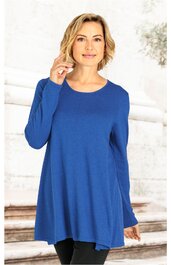 Langärmeliges, locker geschnittenes Tunikaoberteil in kornblumenblau, rundhalsausschnitt, gerade Saumkanten, getragen von stehender Frau, bequemer Schnitt