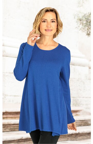 Langärmeliges, locker geschnittenes Tunikaoberteil in kornblumenblau, rundhalsausschnitt, gerade Saumkanten, getragen von stehender Frau, bequemer Schnitt