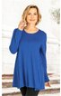 Langärmeliges, locker geschnittenes Tunikaoberteil in kornblumenblau, rundhalsausschnitt, gerade Saumkanten, getragen von stehender Frau, bequemer Schnitt