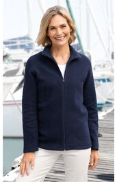 Dunkelblauer, uni-farbener Reißverschluss-Pullover mit Stehkragen, lange Ärmel, getragen von lächelnder Frau stehend an Steg vor Segelbooten