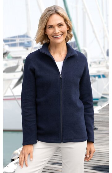 Dunkelblauer, uni-farbener Reißverschluss-Pullover mit Stehkragen, lange Ärmel, getragen von lächelnder Frau stehend an Steg vor Segelbooten