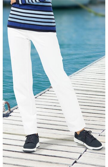 Weiße, gerade geschnittene Hose, lange Länge, getragen von stehender Person, sichtbare Taschen, Bund mit Knopf und Reißverschluss, kombiniert mit marineblau-weiß gestreiftem Oberteil und schwarzen Sneakers