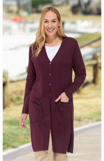 Damenlanger Cardigan in dunklem Beerenrot, uni, mit Knopfleiste vorne, zwei aufgesetzten Taschen, V-Ausschnitt, gerade Passform, getragen von stehender Frau