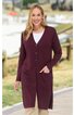 Damenlanger Cardigan in dunklem Beerenrot, uni, mit Knopfleiste vorne, zwei aufgesetzten Taschen, V-Ausschnitt, gerade Passform, getragen von stehender Frau
