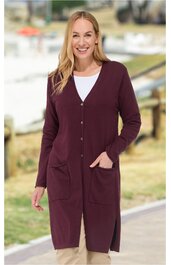 Damenlanger Cardigan in dunklem Beerenrot, uni, mit Knopfleiste vorne, zwei aufgesetzten Taschen, V-Ausschnitt, gerade Passform, getragen von stehender Frau