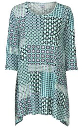 Tunika in Hellblau mit schwarzen und weißen geometrischen Mustern, Rundhalsausschnitt, 3/4-Ärmel, asymmetrischer Saum, auf Vorderseite Brusttasche