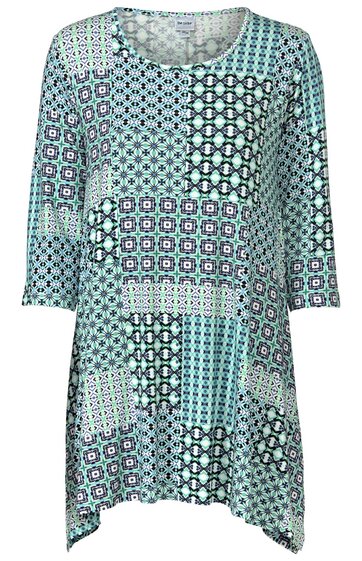 Tunika in Hellblau mit schwarzen und weißen geometrischen Mustern, Rundhalsausschnitt, 3/4-Ärmel, asymmetrischer Saum, auf Vorderseite Brusttasche