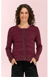 Pulloverjacke bordeauxrot mit feinem floralen Mustermix, Rundhalskragen, durchgehende Knopfleiste vorne, lange Ärmel, gerade Form, getragen von frontal stehender Frau