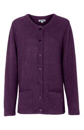 Strickjacke in dunklem Lila, unifarben, Rundhalsausschnitt, durchgehende Knopfleiste vorne, lange Ärmel, zwei aufgesetzte Taschen vorne, schlicht geschnitten
