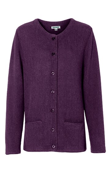 Strickjacke in dunklem Lila, unifarben, Rundhalsausschnitt, durchgehende Knopfleiste vorne, lange Ärmel, zwei aufgesetzte Taschen vorne, schlicht geschnitten