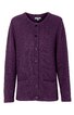 Strickjacke in dunklem Lila, unifarben, Rundhalsausschnitt, durchgehende Knopfleiste vorne, lange Ärmel, zwei aufgesetzte Taschen vorne, schlicht geschnitten