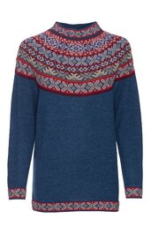Dunkelblauer Pullover mit Norwegermuster in Hellblau, Rot und Weiß am Kragen, Schulterbereich, Ärmelenden und Saum, Rundhalsausschnitt, lange Ärmel, gerade Form
