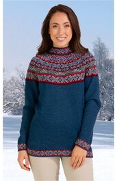 Damenpullover in blau mit rot-grauen Norwegermuster am Kragen, Schultern, Bündchen und Saum, hoher Rollkragen, lange Ärmel, gerade geschnitten, getragen von lächelnder Frau vor winterlicher Landschaft