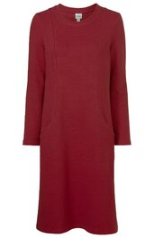 Rotes, knieumspielendes Kleid mit langem Arm, Rundhalsausschnitt, nahtartige vertikale Details vorne, schlichte gerade Form