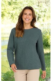 Damenpullover in grüner Farbe mit feinem Strickmuster, Rundhalsausschnitt, lange Ärmel, gerade geschnitten, getragen von lächelnder stehender Frau vor Naturkulisse