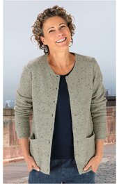 Hellgraue Strickjacke mit Lochmuster, lange Ärmel, offene Front ohne Verschluss, zwei aufgesetzte Taschen, getragen von lächelnder stehender Frau