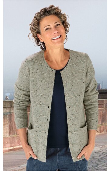 Hellgraue Strickjacke mit Lochmuster, lange Ärmel, offene Front ohne Verschluss, zwei aufgesetzte Taschen, getragen von lächelnder stehender Frau