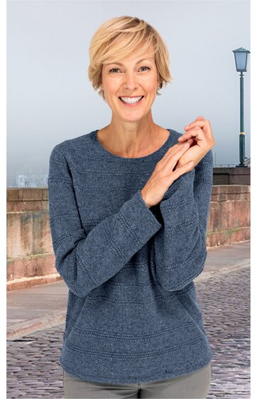 Damenpullover in taubenblau, feines meliertes Strickmuster, Rundhalsausschnitt, lange Ärmel, schmal geschnitten, getragen von lächelnder stehender Frau mit kurzen blonden Haaren, casual Fit