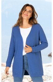 Blauer, langer Strickcardigan ohne Verschluss, V-Ausschnitt, lange Ärmel, gerader Saum, getragen von stehender Frau mit weißem T-Shirt und blauer Jeans, offene Front