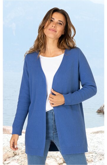 Blauer, langer Strickcardigan ohne Verschluss, V-Ausschnitt, lange Ärmel, gerader Saum, getragen von stehender Frau mit weißem T-Shirt und blauer Jeans, offene Front