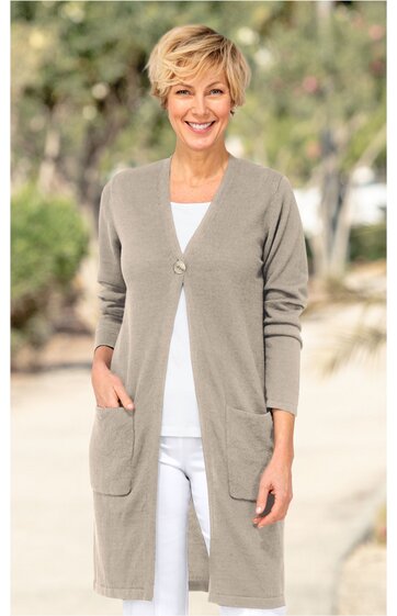 Hellgraue, knielange Strickjacke mit V-Ausschnitt, langer Arm, zwei aufgesetzte Taschen, ein Knopfverschluss, getragen von lächelnder stehender Frau mit kurzen blonden Haaren