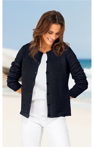 Damenjacke in Dunkelblau, einfarbig, ohne Muster, langärmlig mit Rundhalsausschnitt und Knopfleiste, getragen von lächelnder Frau in entspannter Pose stehend, gerade geschnitten