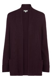 Dunkelviolette offene Strickjacke ohne Verschluss, lange Ärmel mit breiten Bündchen, zwei aufgesetzte Taschen vorne, lockere Passform, deutlich strukturierter breiter Kragen