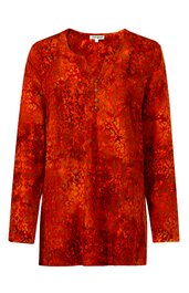 Langärmliges Damenoberteil in rot und orange mit abstraktem Muster, Rundhalsausschnitt mit kurzer Knopfleiste, gerade geschnitten