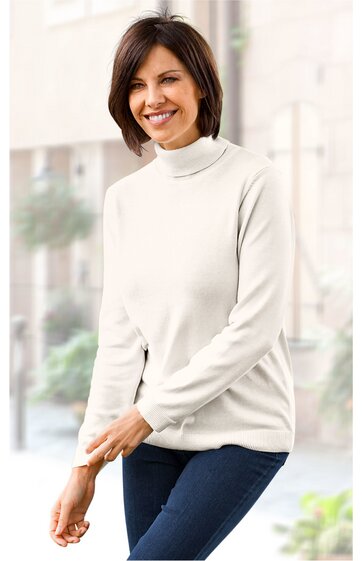 Hellbeiger Rollkragenpullover, einfarbig, lange Ärmel, gerade geschnitten, getragen von sitzender Frau, leichtes Faltenwurf am Ärmel